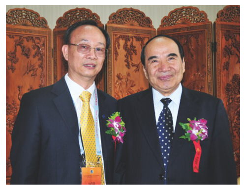2011年10月全国政协副主席阿不来提·阿布都热西提与石华辉董事长合影