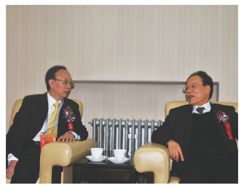 原煤炭工业部部长王森浩与石华辉董事长亲切会谈！